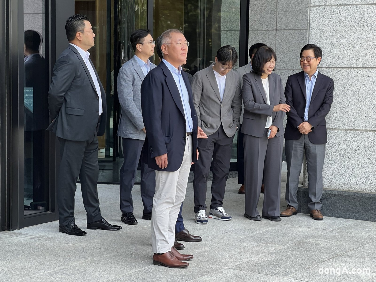 (왼쪽부터) 김흥수 부사장, 이한우 부사장(현대건설 대표), 정의선 회장, (뒤에) 장재훈 부회장, 박민우 사장(포티투닷 대표), 진은숙 사장, 신승규 부사장.