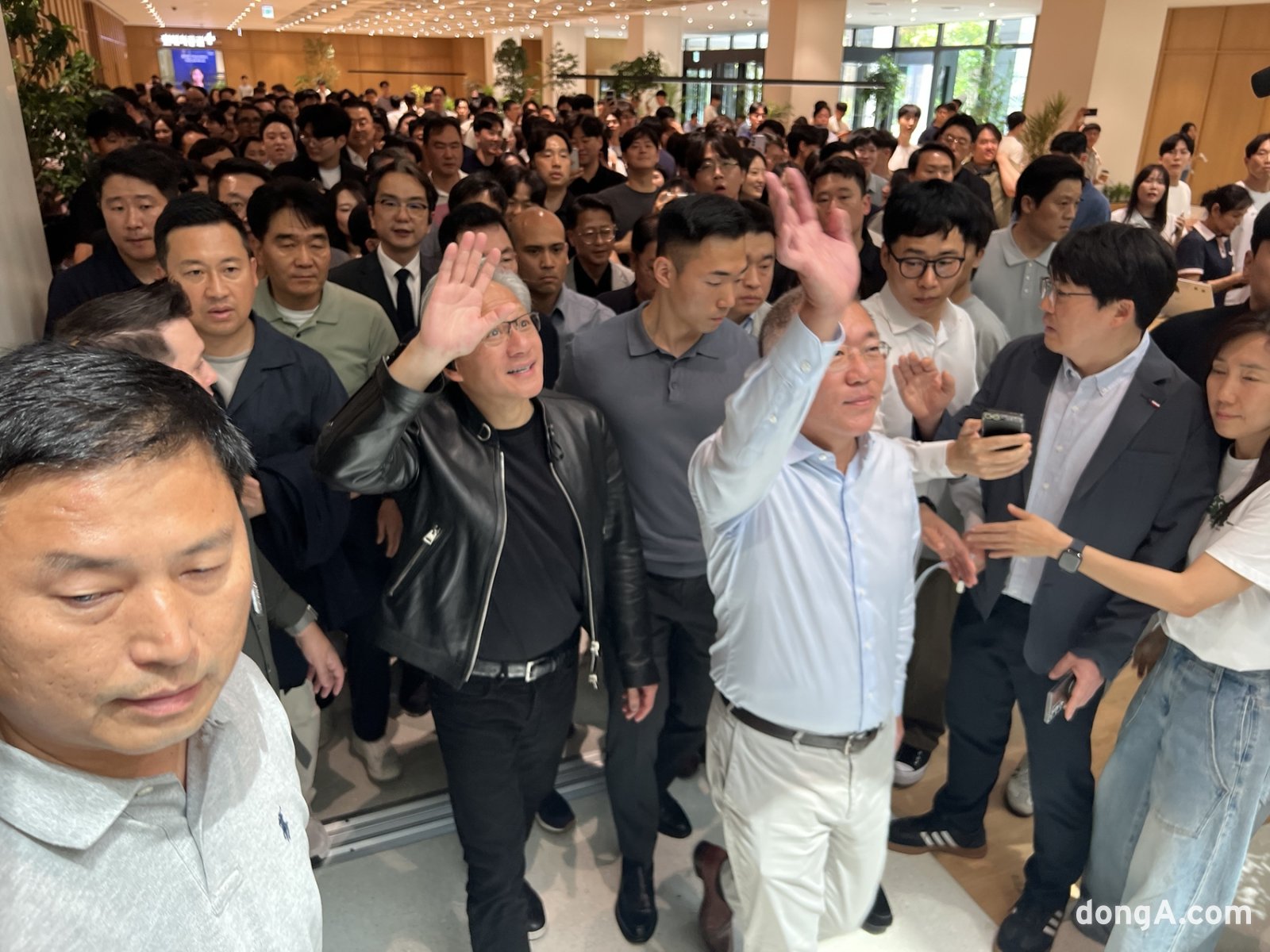 현대차그룹 양재사옥을 둘러보는 정의선 현대차그룹 회장과 젠슨 황 엔비디아 CEO.