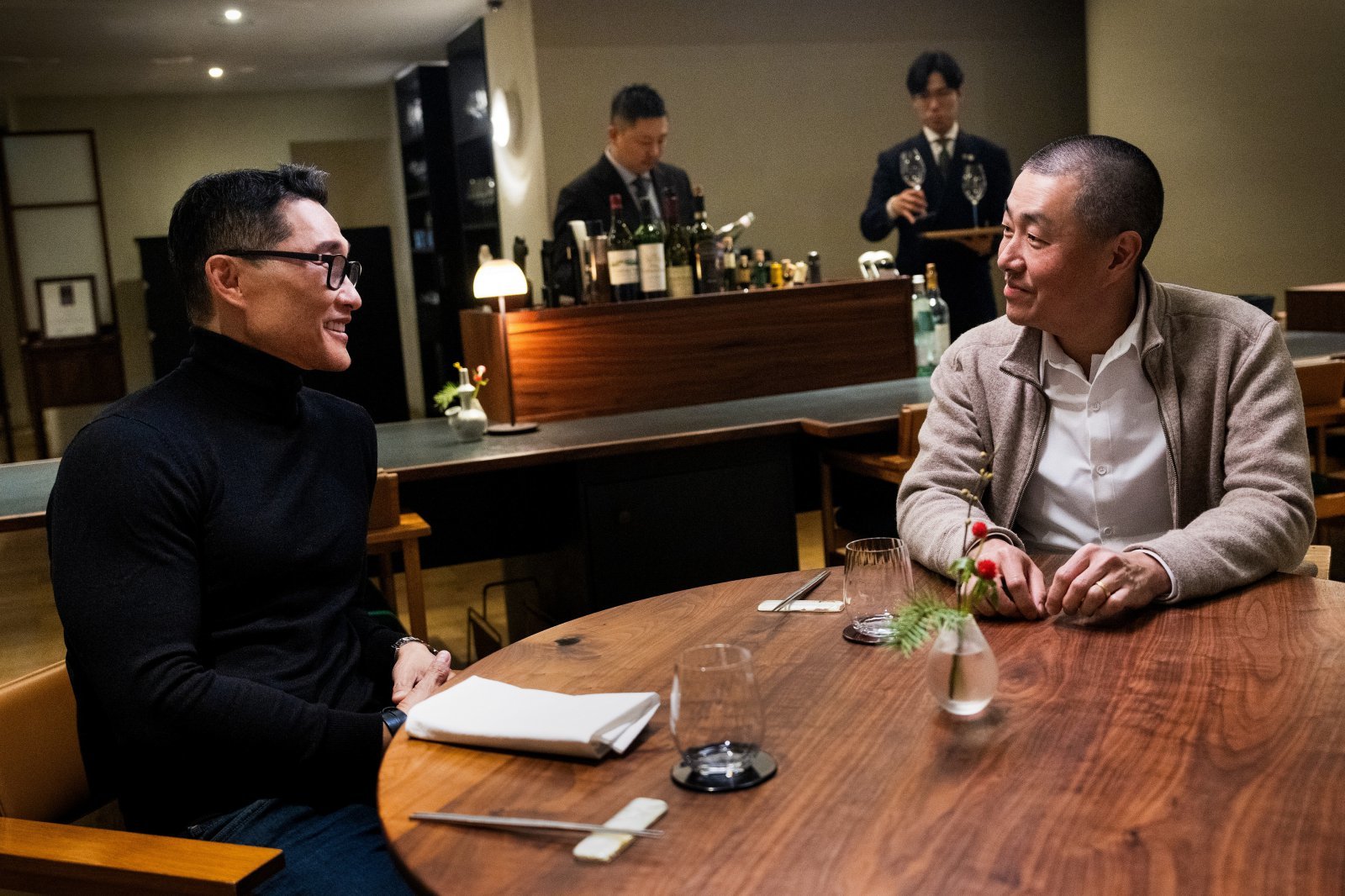 ‘K-에브리띵’에 출연한 호스트 다니엘 대 킴과 한국인 최초 미쉐린 3스타 코리 리(Corey Lee) 셰프가 대화를 하고 있는 모습.