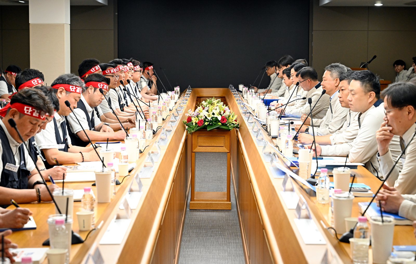 현대자동차 노사가 6일 울산공장 본관 동행룸에서 2026년 임금협상 상견례를 가지고 있다. 이날 상견례에는 최영일 현대차 대표이사, 박상만 전국금속노조위원장, 이종철 현대차지부 지부장를 비롯한 노사 교섭 대표 등 60여 명이 참석했다. (사진=현대차 제공) 2026.05.06. 뉴시스