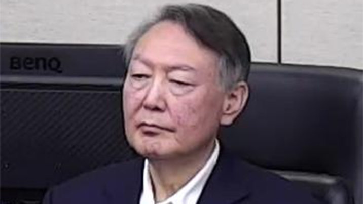 사형구형 헛웃음 쳤던 尹… 5년 선고받자 입술 질끈