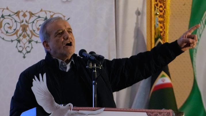 이란 대통령 “사과” 몇 시간 만에 또 공습…걸프국 “보복 경고”