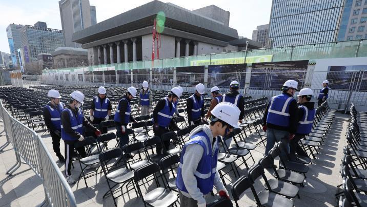 광화문은 이미 ‘아미 로드’…“BTS 보이는 모든 곳이 포토존”