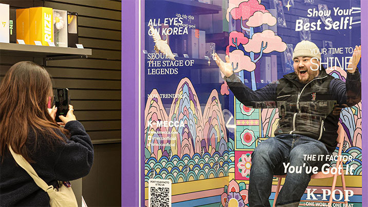 엄마와 함께온 아미 “공항부터 들떠”… 응원봉은 이미 동나