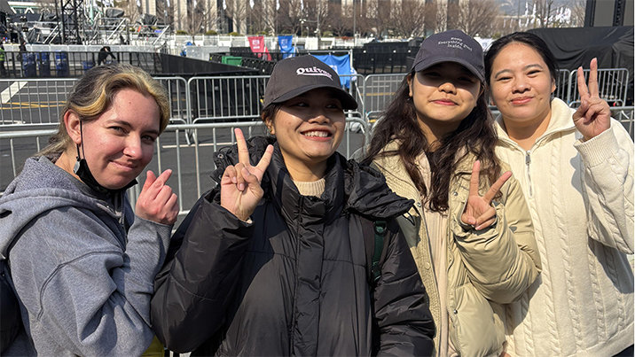 “도시락 들고 밤샘 대기”…광화문 BTS 팬들로 ‘들썩’