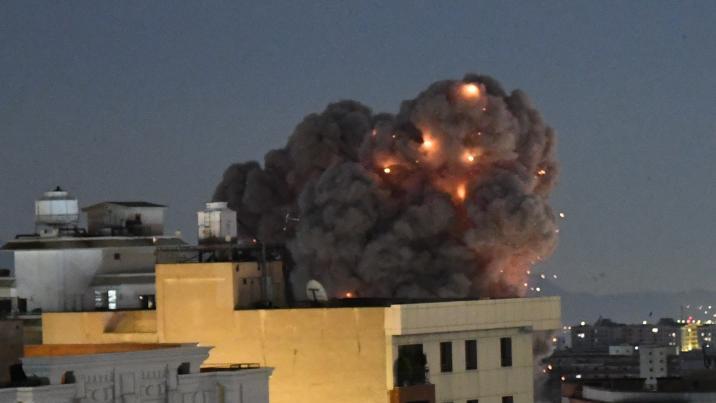 이스라엘, 이란 최대 석유화학 시설 공습…휴전 협상 방해?