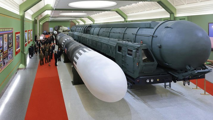 北, 다탄두 ICBM·신형 SLBM 공개…美 포함 ‘사정권 지도’도 전시