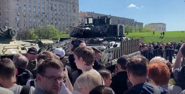 미국 탱크가 모스크바 한가운데… 전리품 자랑한 러시아의 속내
