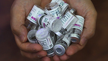아스트라제네카, 코로나19 백신 판매 중단·시장 철수