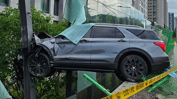 강남 개포동 방음벽에 꽂힌 SUV 차량…일가족 4명 경상