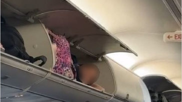 “꿀잠 잘래”…비행기 좌석 위 짐칸에 드러누운 ‘민폐 승객’