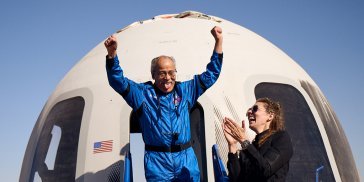 인종차별에 꿈 접은지 60년…美흑인 90세에 최고령 우주비행