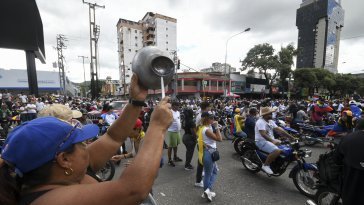 “부정선거” 베네수엘라 시위 격화…“15살 소년 포함 16명 사망”