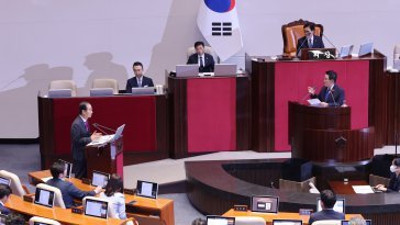 野 “응급실 뺑뺑이, 누가 살인자냐” 한덕수 “10년전부터 있던 일”