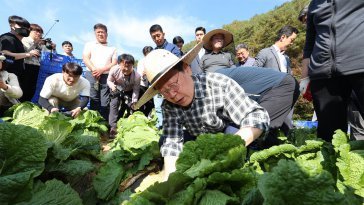 호남 지킨 이재명, 재보선 다음날 배추농가 찾아 ‘먹사니즘 행보’