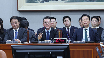 “추모기간에 골프” vs “못쳐도 외교결례” 尹골프 두고 국회서 공방