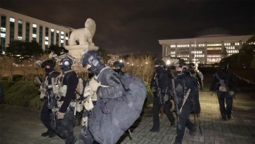 국회에 헬기 투입… 기관총 무장 공수부대 창문 깨고 본관 진입