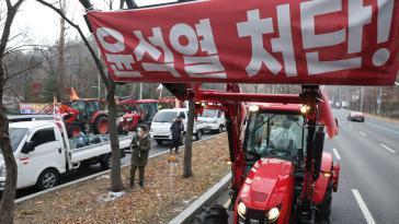 트랙터로 상경한 농민들, 남태령서 경찰과 대치 중 “무력 충돌은 없다”