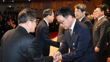 崔에 반발했던 용산 참모들 잔류…이창용 “국무위원 崔비판 답답”