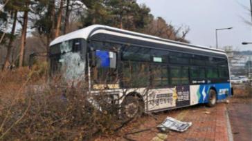 “잠시 졸았다” 시내버스 인도로 돌진…승객 1명 부상