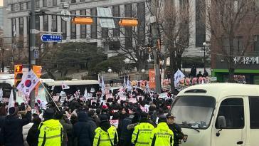 서부지법 이어 헌재로 몰린 尹 지지자들…2명 경찰에 체포 [청계천 옆 사진관]