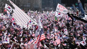 연휴 주말에도 집회로 두 동강 난 도심…“尹 석방” vs “파면”