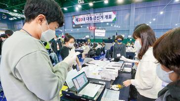 끊이지 않는 ‘투표지 분류기 조작설’… “민관정 검증단 꾸려 감시를”