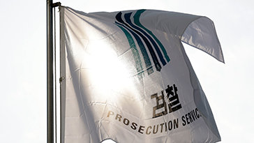 ‘람보르기니 조폭’ 수사한 경찰간부, 8400만원 금품-향응 받아 기소