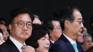 ‘헌법재판관 지명 충돌’ 한덕수-우원식 굳은 표정으로 악수