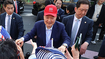 尹, 빨간 모자 쓰고 주먹 불끈… “새로운 길 찾겠다”