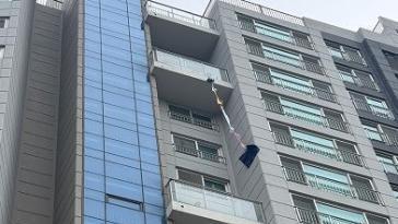 아파트 베란다에 웬 줄이…18시간 갇힌 할머니의 ‘SOS’