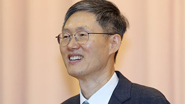 떠나는 문형배 “헌재 결정에 개인 경력-사상 비난 지양돼야”