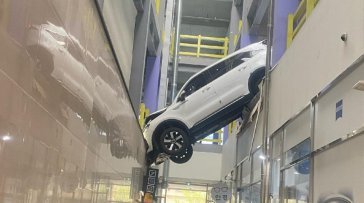 2층 주차장 밖으로 돌진한 SUV…난간 걸쳐 추락 면해