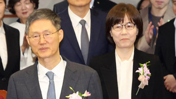 퇴임 두 재판관 “헌재 결정 존중을”…文 “재판관 구성 다양화 필요”