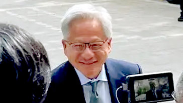 가죽점퍼 벗고 넥타이 맨 젠슨황 “中서비스 지속”