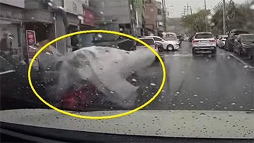 바람에 밀려온 리어카와 ‘쾅’… “車 보상요구 야박” “법대로”
