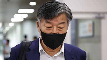 김홍희 “승진 도움주면 보답” 文인척에 프로필 건네