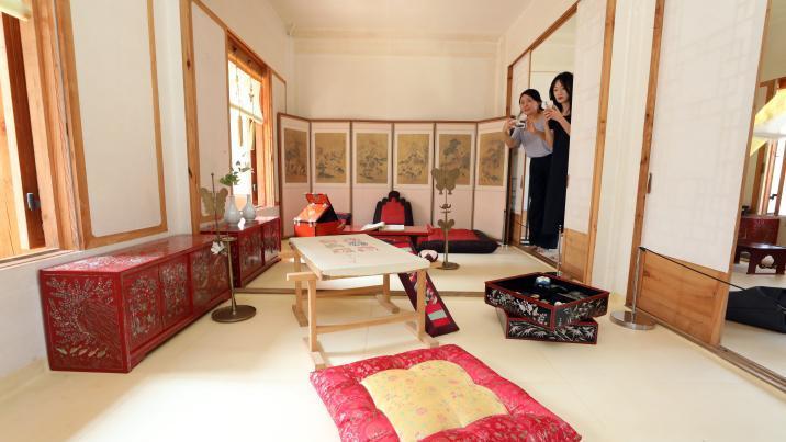 김건희 ‘건청궁’ 간 다음날, 용산 “왕실 공예품 대여” 문의