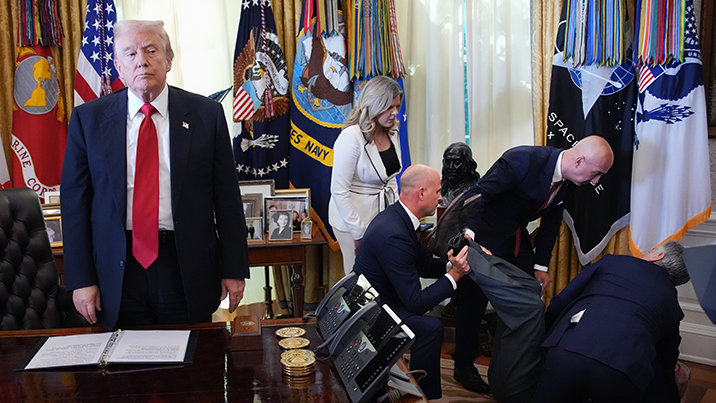 트럼프 백악관 발표 도중 ‘쿵’ 쓰러진 제약사 임원…생중계 중단