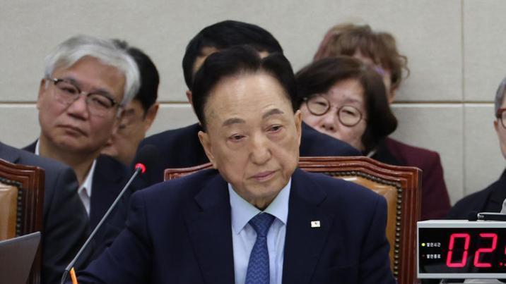 李 “인종차별” 질책에…김철수 적십자회장 사의 표명