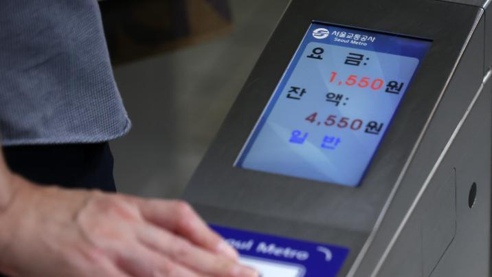 지하철 4호선 한성대입구역 하행선 정상운행…전장연 시위 종료