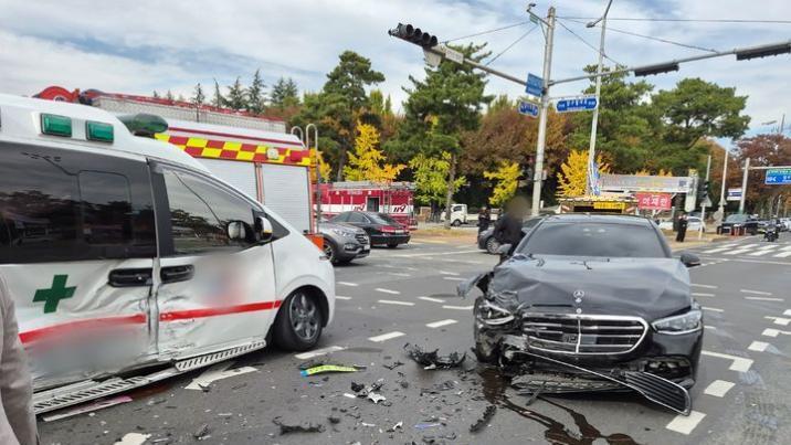 사설 구급차-승용차 충돌…이송 호흡곤란 환자 숨져