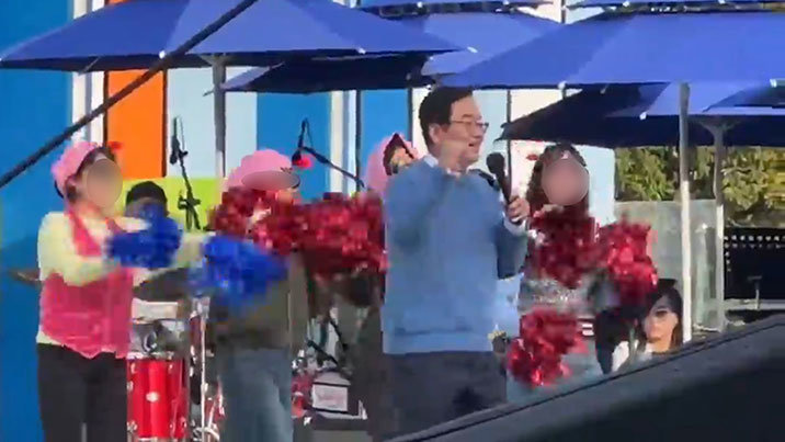 구청장은 노래자랑, 女간부 공무원은 백댄서로