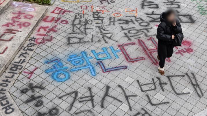 ‘최대 54억’ 동덕여대 래커칠 제거 비용, 학생 42% “학교 돈으로만”