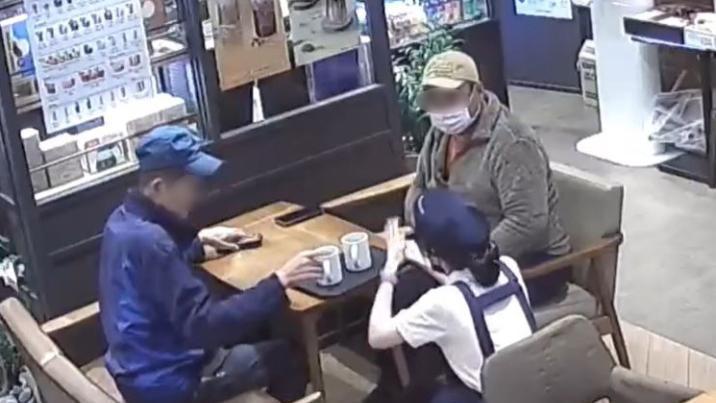 ‘무릎 꿇고 수어’ 카페 점주 “누구든 잠깐이라도 행복했으면”