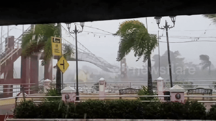 “이불 터는 줄”…필리핀 현수교, 태풍에 통째로 요동