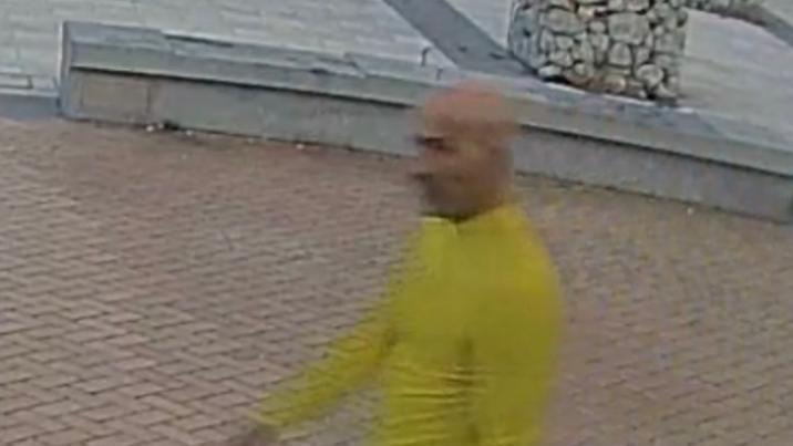 영국 인기 해변서 ‘상습 성추행’…CCTV 공개로 수사 확대