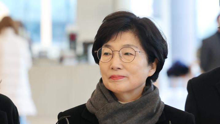 ‘김건희에 로저비비에 선물’ 김기현 부인, 입 꾹 닫고 특검 출석