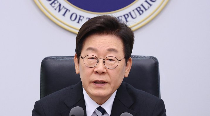 ‘취임 6개월’ 李 지지율 62%, 역대 3위…민주 43%-국힘 24%