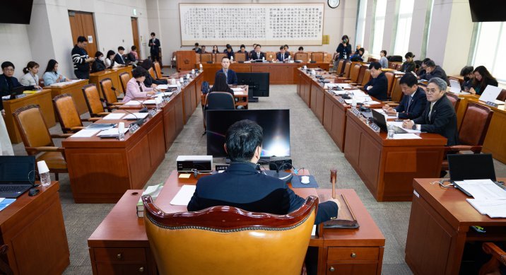 與, 헌재법 개정 추진에… 野 “내란재판부 위헌 가능성 스스로 인정”